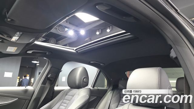 Mercedes-Benz E-Class 2022 — photo 16