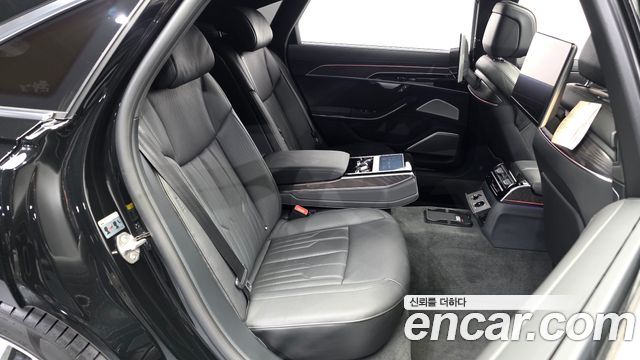 Audi A8 2022 — photo 18