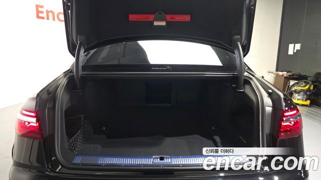 Audi A8 2022 — photo 26