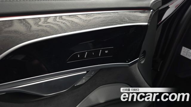 Audi A8 2022 — photo 30