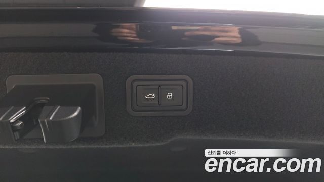 Audi A8 2022 — photo 32