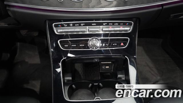 Mercedes-Benz E-Class 2020 — photo 24