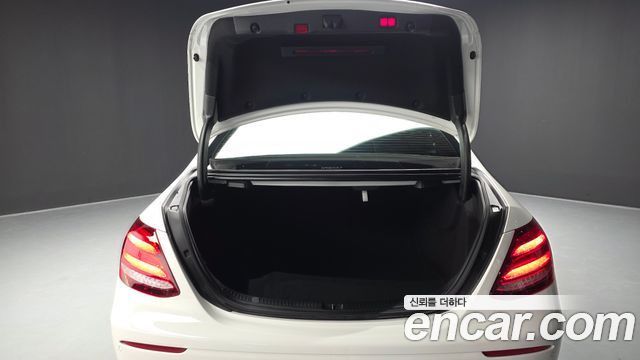 Mercedes-Benz E-Class 2020 — photo 26
