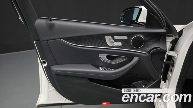 Mercedes-Benz E-Class 2020 — photo 14