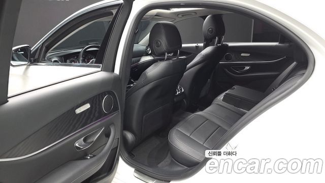Mercedes-Benz E-Class 2020 — photo 16
