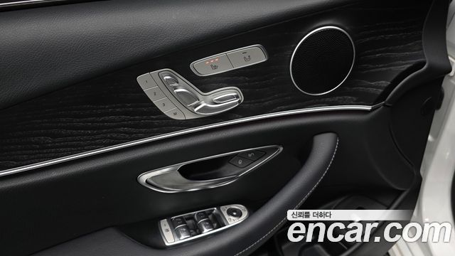 Mercedes-Benz E-Class 2020 — photo 30