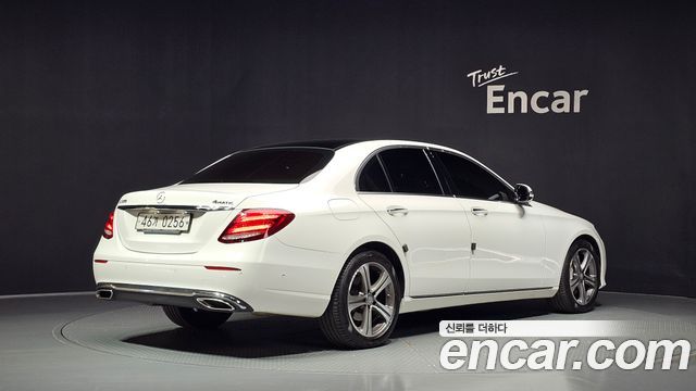 Mercedes-Benz E-Class 2017 — photo 2