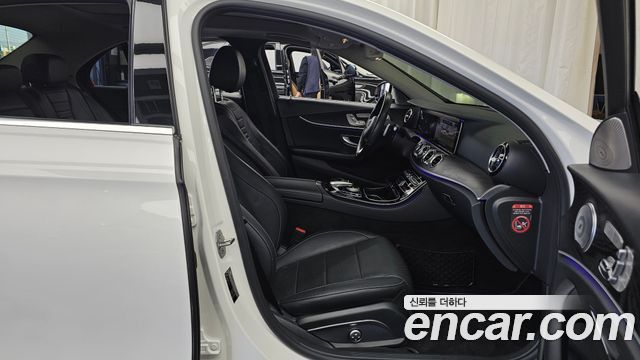 Mercedes-Benz E-Class 2017 — photo 11