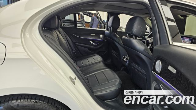 Mercedes-Benz E-Class 2017 — photo 12