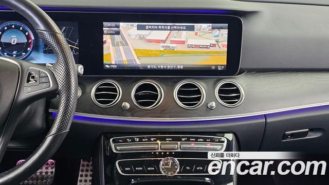 Mercedes-Benz E-Class 2017 — photo 14