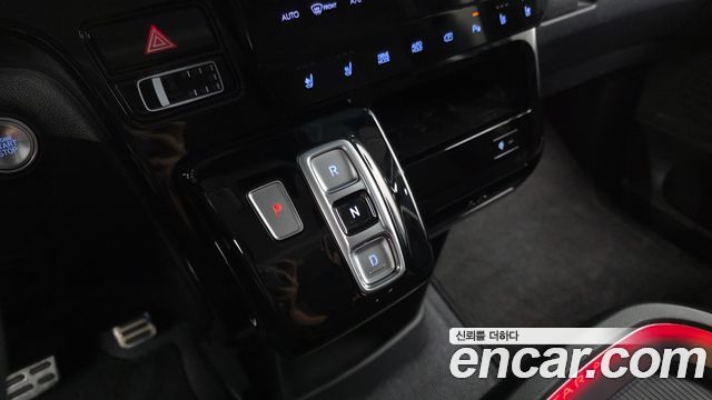 Hyundai Staria 2025 — photo 12