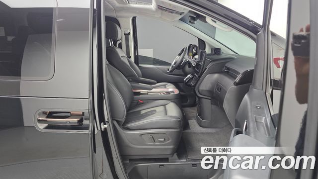 Hyundai Staria 2025 — photo 17