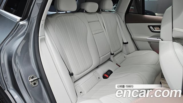 Mercedes-Benz EQE 2023 — photo 17