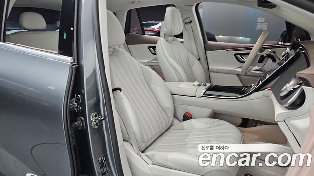 Mercedes-Benz EQE 2023 — photo 16