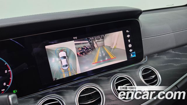 Mercedes-Benz E-Class 2021 — photo 17