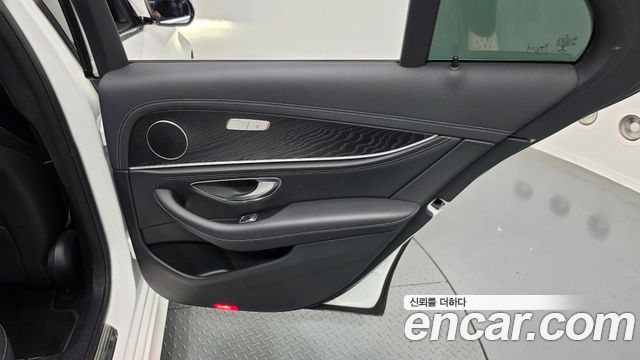 Mercedes-Benz E-Class 2021 — photo 15