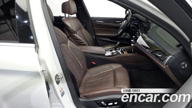 BMW 5-Series 2018 — photo 17