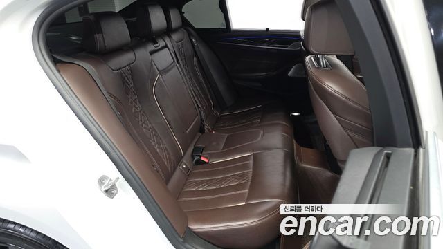 BMW 5-Series 2018 — photo 18
