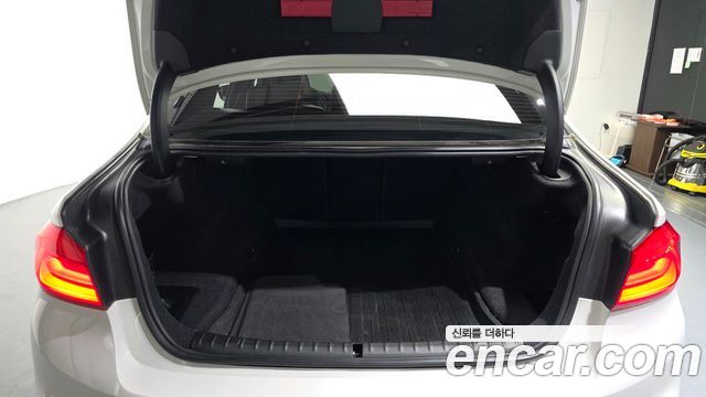 BMW 5-Series 2018 — photo 26