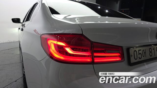 BMW 5-Series 2018 — photo 9