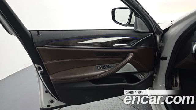 BMW 5-Series 2018 — photo 14