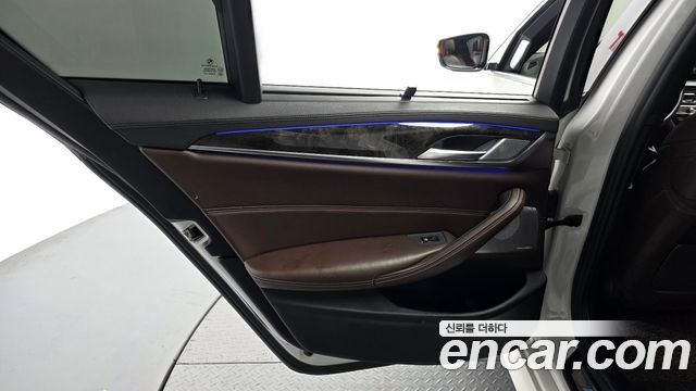 BMW 5-Series 2018 — photo 15