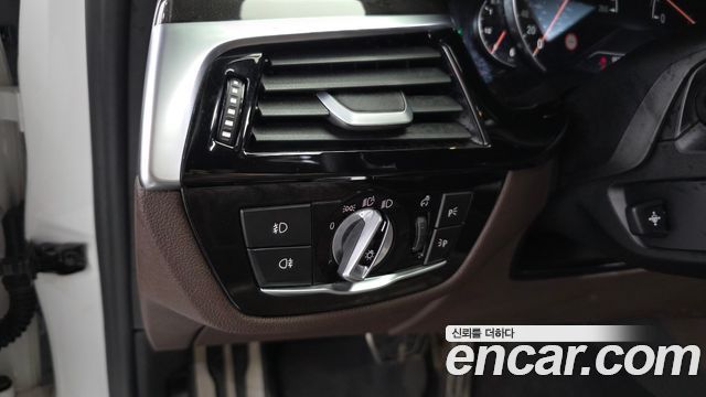 BMW 5-Series 2018 — photo 29