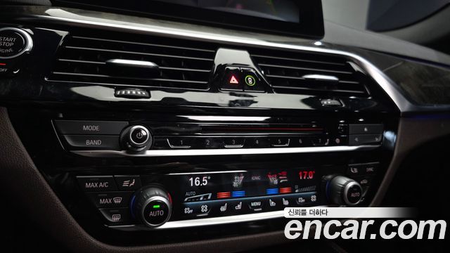 BMW 5-Series 2018 — photo 31