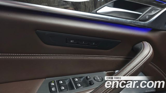 BMW 5-Series 2018 — photo 37