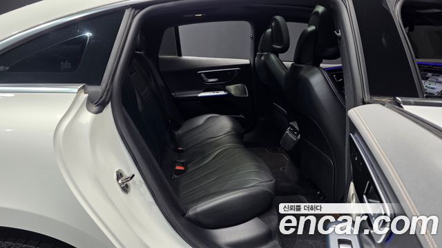Mercedes-Benz EQE 2023 — photo 18