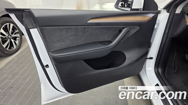 Tesla Model Y 2023 — photo 14