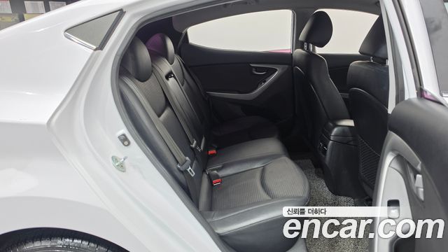 Hyundai AVANTE 2015 — photo 17