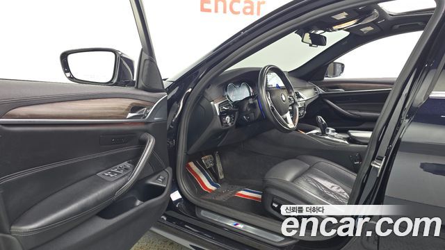 BMW 5-Series 2018 — photo 13