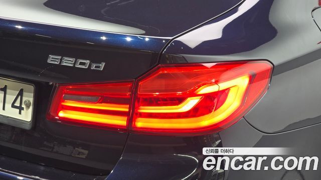 BMW 5-Series 2018 — photo 9