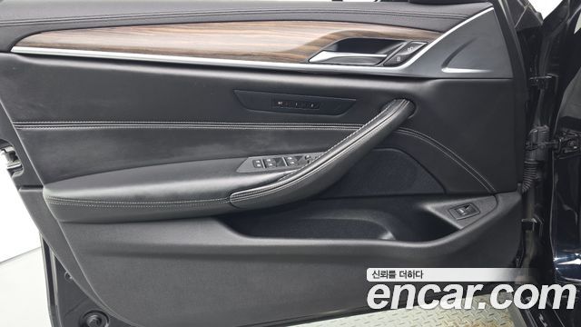 BMW 5-Series 2018 — photo 14