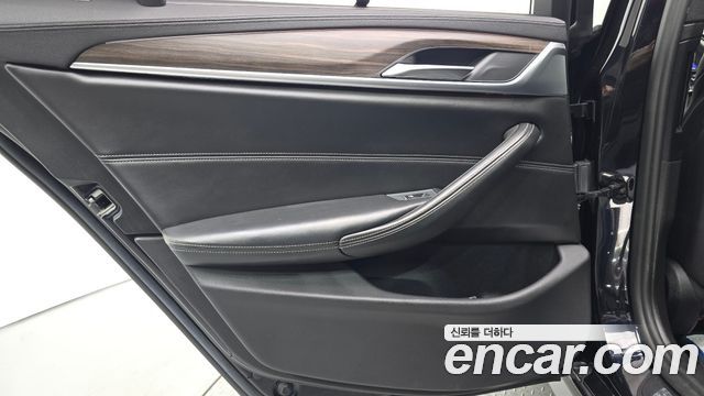 BMW 5-Series 2018 — photo 15