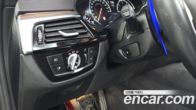 BMW 5-Series 2018 — photo 28