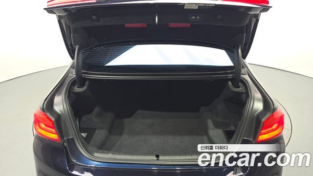 BMW 5-Series 2018 — photo 35