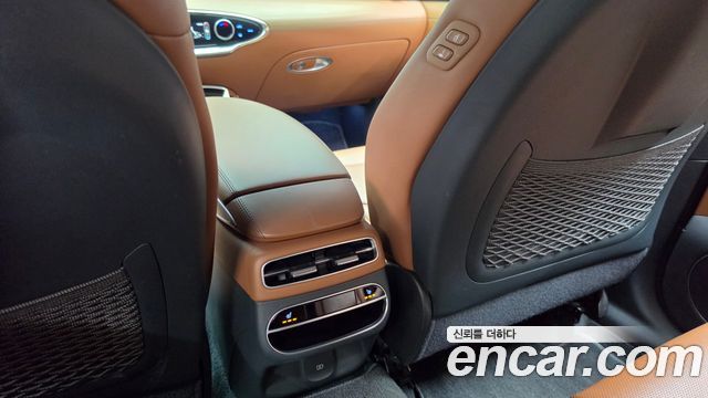 Genesis GV70 2023 — photo 32