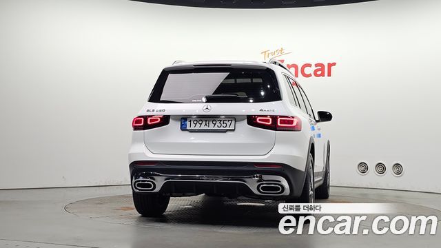 Mercedes-Benz GLB-Class 2022 — photo 4