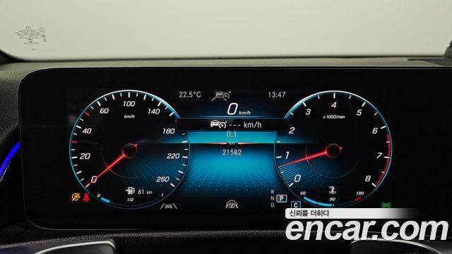 Mercedes-Benz GLB-Class 2022 — photo 11