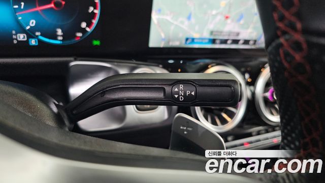 Mercedes-Benz GLB-Class 2022 — photo 12