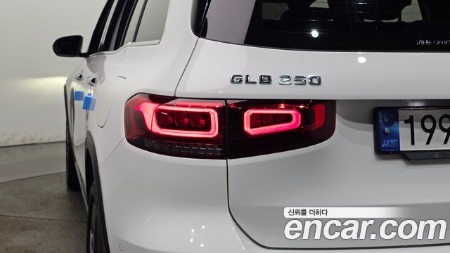 Mercedes-Benz GLB-Class 2022 — photo 9