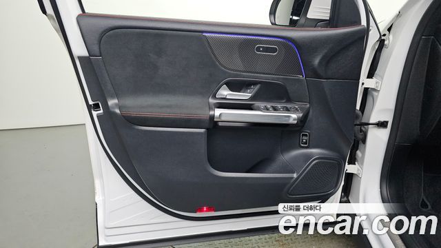Mercedes-Benz GLB-Class 2022 — photo 14