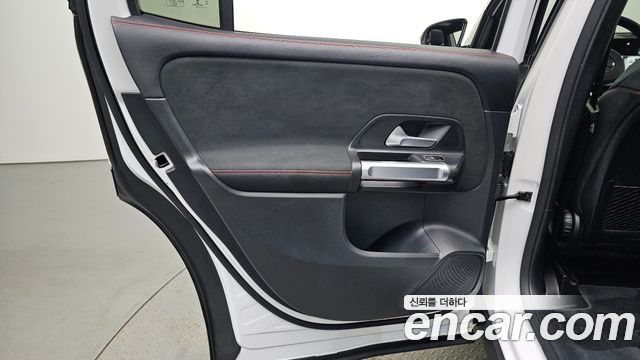 Mercedes-Benz GLB-Class 2022 — photo 15