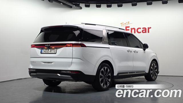 Kia Canival 2023 — photo 2
