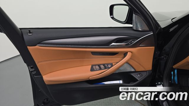 BMW 5-Series 2022 — photo 14