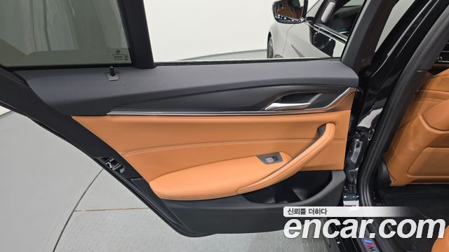 BMW 5-Series 2022 — photo 15