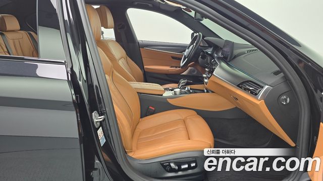 BMW 5-Series 2022 — photo 16