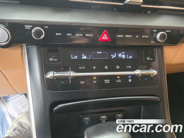 Kia Canival 2021 — photo 17
